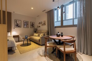 Standard Studio | Living area | 15-inch flat-screen TV with digital channels - Dorm4You Arena (Valencia)