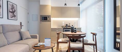 Standard-Studio | Eigene Küche | Kühlschrank, Mikrowelle, Herdplatte, Geschirrspüler