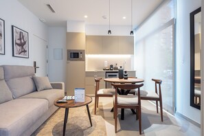Studio Standard | Cuisine privée | Réfrigérateur, four à micro-ondes, surface de cuisson, lave-vaisselle