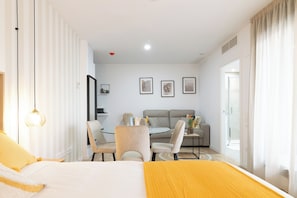 Business Studio | In-room safe, desk, laptop workspace, free WiFi - Dorm4You Arena (Valencia)