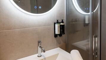 Eenvoudige studio | Badkamer | Een douche, handdoeken, zeep, shampoo
