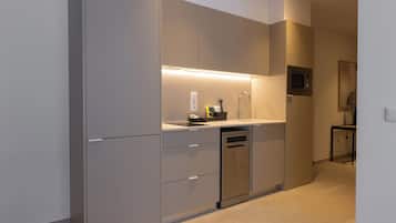 Refrigerador, microondas, placa de cocina, lavavajillas