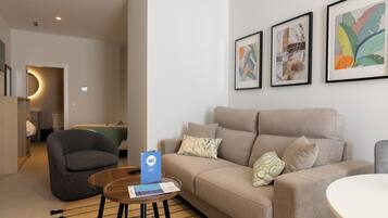 Executive studio | Woonruimte | Een 15-inch flatscreentelevisie met digitale zenders