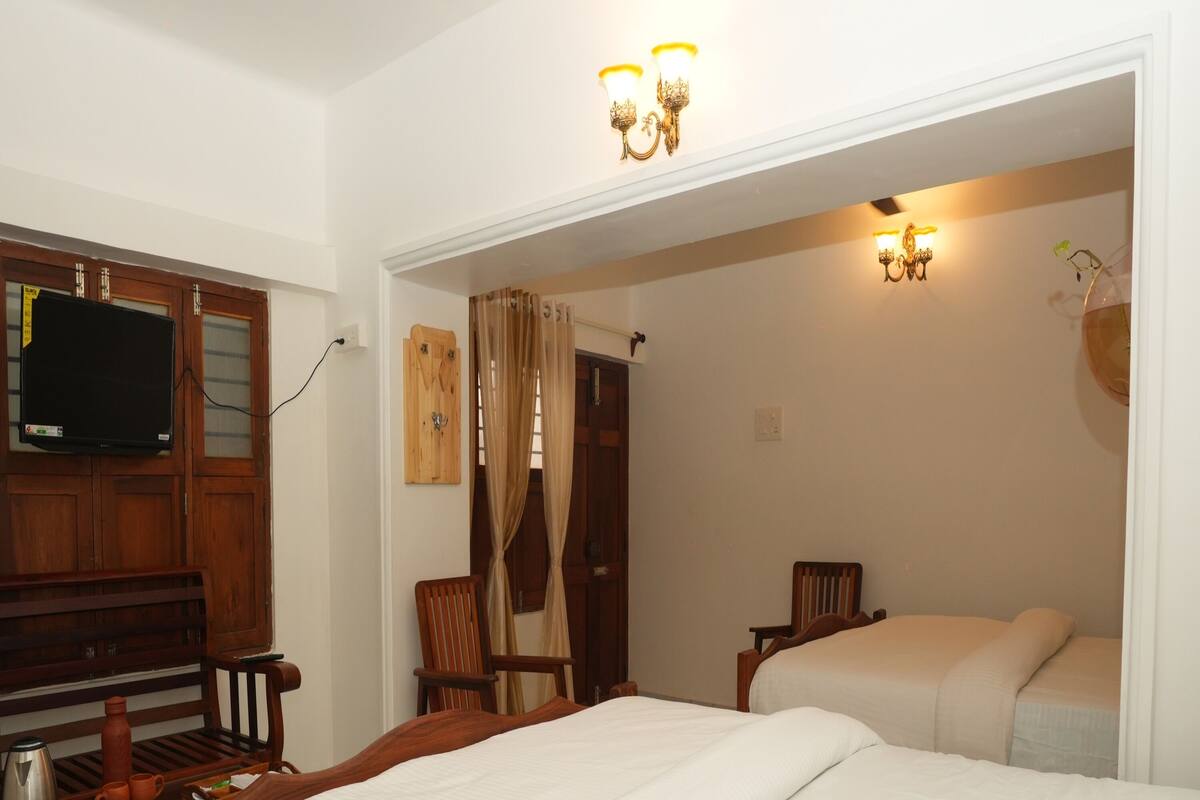 Family Room | Premium bedding, desk, WiFi (free), bed sheets