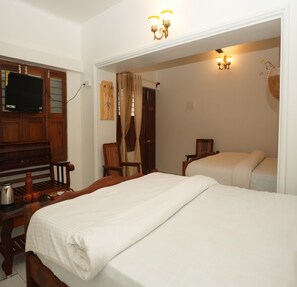 Fjölskylduherbergi | Rúmföt af bestu gerð, skrifborð, ókeypis þráðlaus nettenging, rúmföt