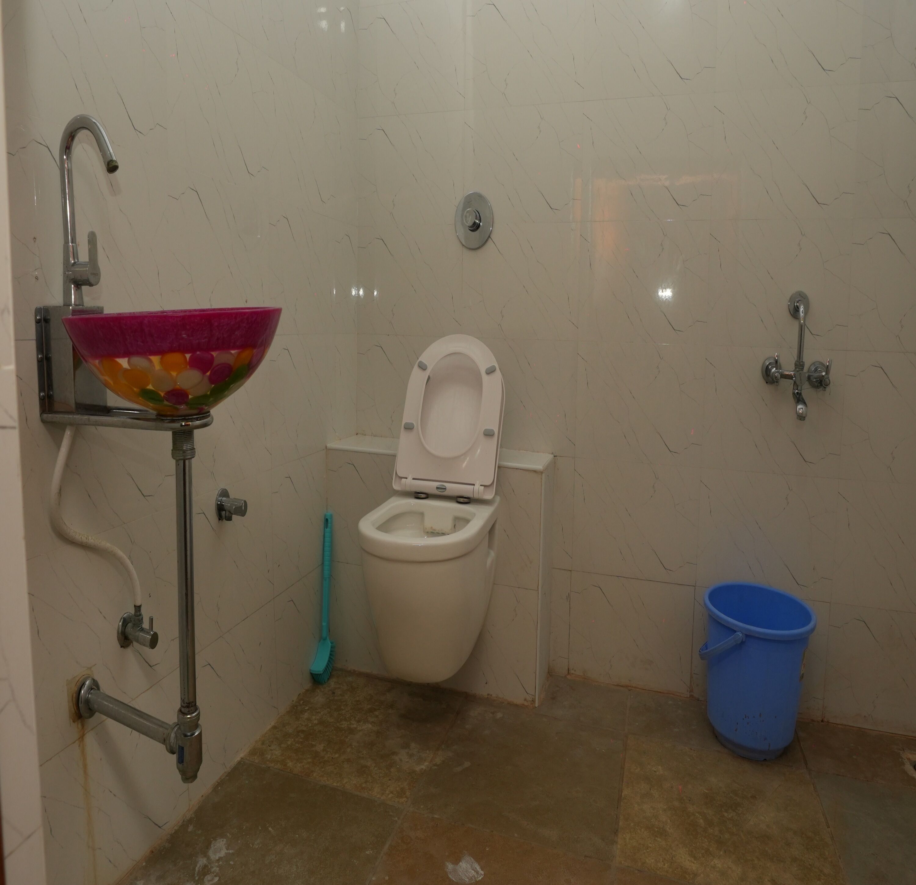 Habitación junior | Baño | Regadera, regadera tipo lluvia, toallas, jabón 