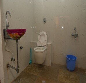 Junior Room | Bathroom | Shower, rainfall showerhead, towels, soap - Rebel De Pondicherry (Puducherry)