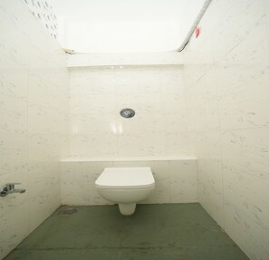 Fjölskylduherbergi | Baðherbergi | Sturta, regnsturtuhaus, handklæði, sápa