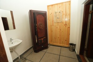 蜜月雙人房 | 浴室 | 淋浴設備、雨淋花灑、提供毛巾、番梘
