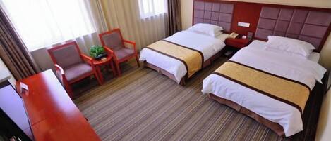 Una habitación de hotel con dos camas, un escritorio y una silla.