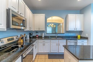 Køleskab, mikrobølgeovn, ovn, kogeplade