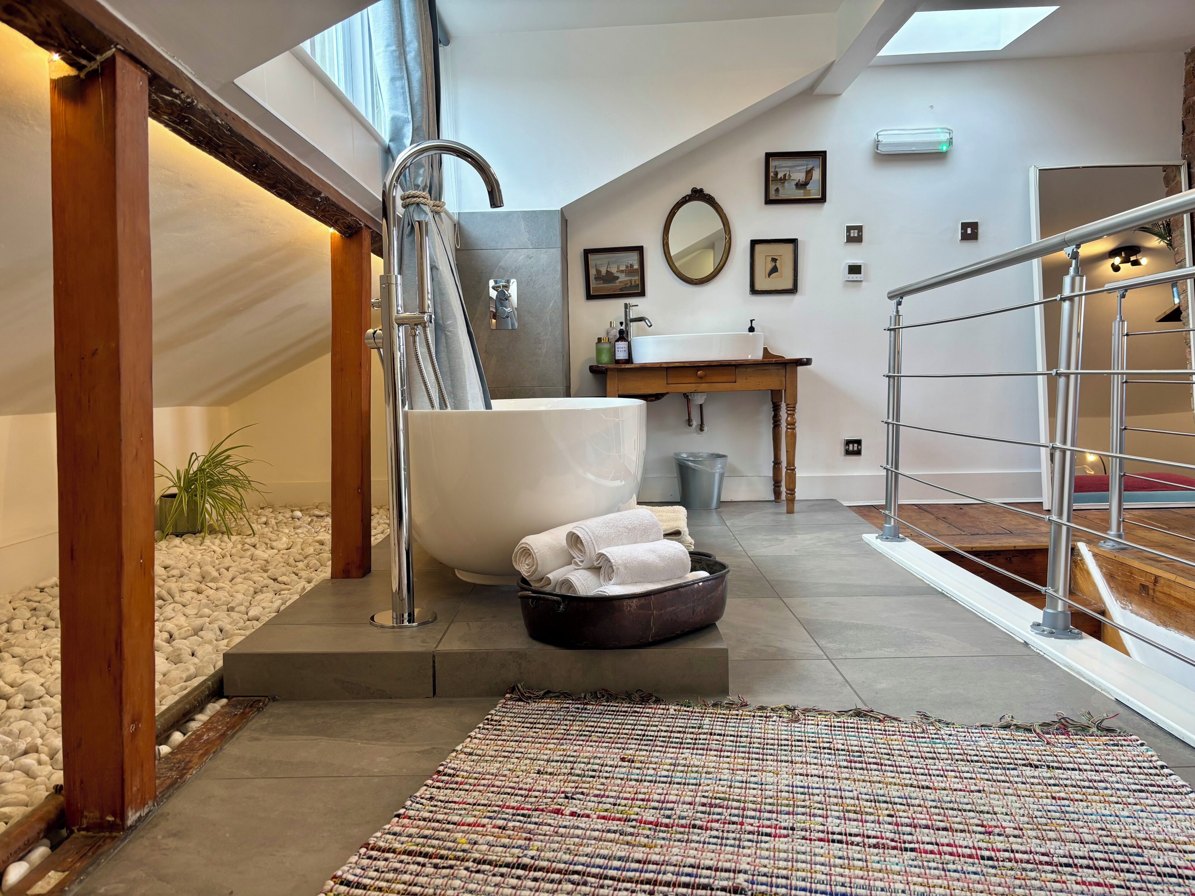 Deluxe-Doppelzimmer, Gartenblick | Badezimmer | Kostenlose Toilettenartikel, Haartrockner, Hausschuhe, Handtücher