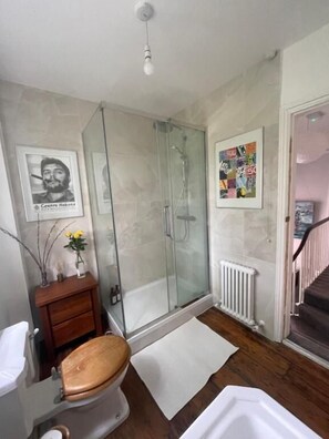 Classic Double Room, Garden View | Bathroom | Free toiletries, hair dryer, slippers, towels - Central Victorian House (London)