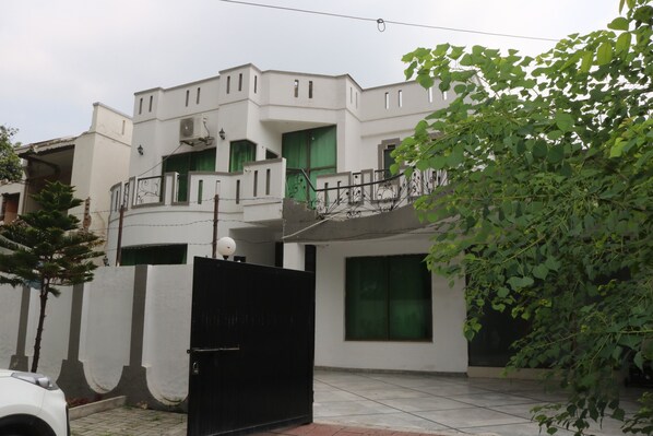 Front of property - Overseas B&B Guest House (Islamabad)