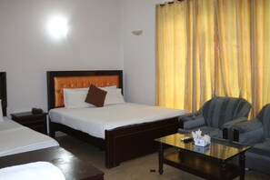Triple Room | Desk, soundproofing, iron/ironing board, free WiFi - Overseas B&B Guest House (Islamabad)