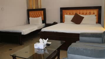 Triple Room | Desk, soundproofing, iron/ironing board, free WiFi