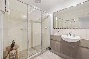 Douche, sèche-cheveux, serviettes fournies
