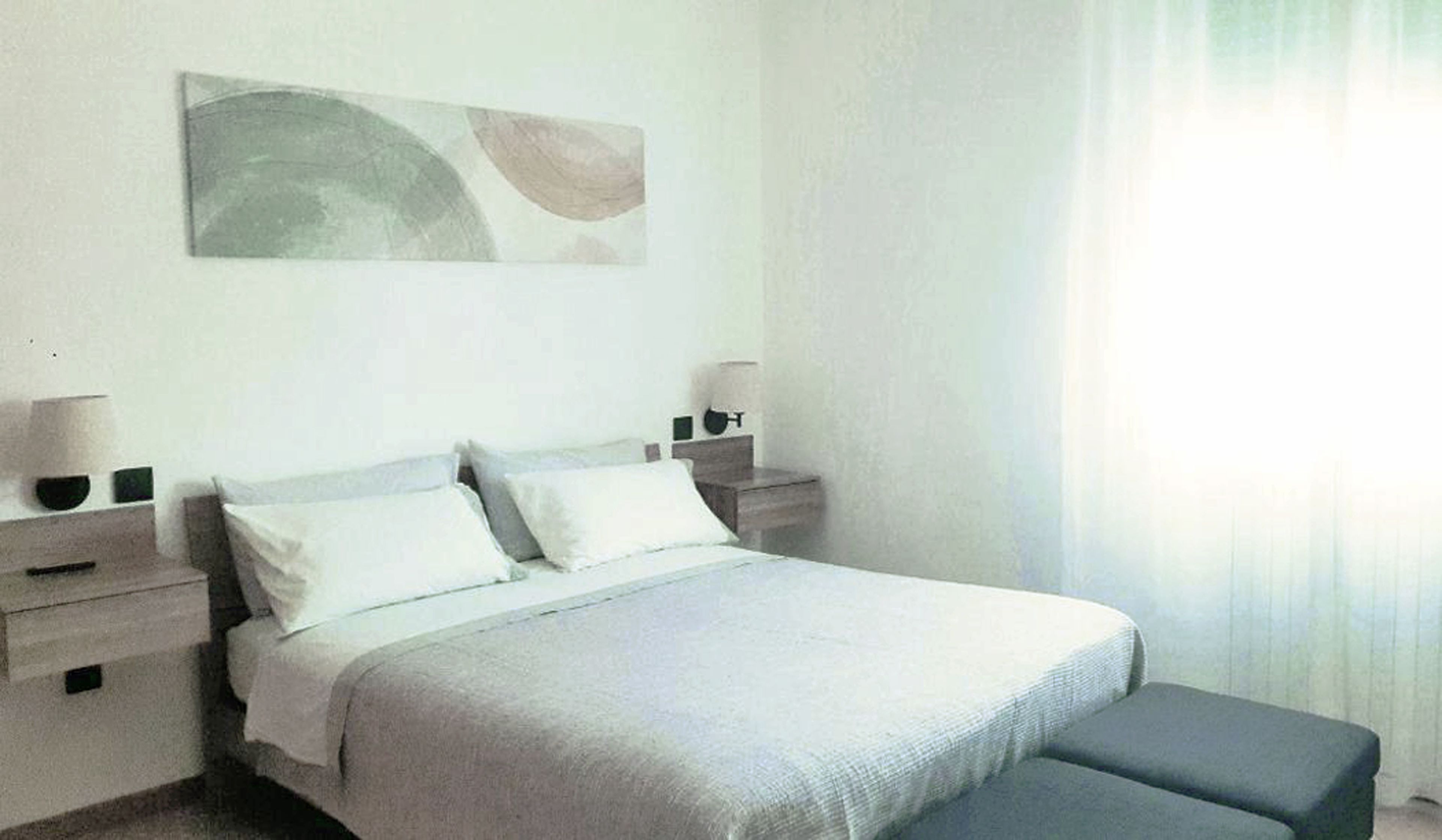 Ein Schlafzimmer mit einem Bett, Nachttischen, einer Lampe und einem Fenster mit Vorhängen.
