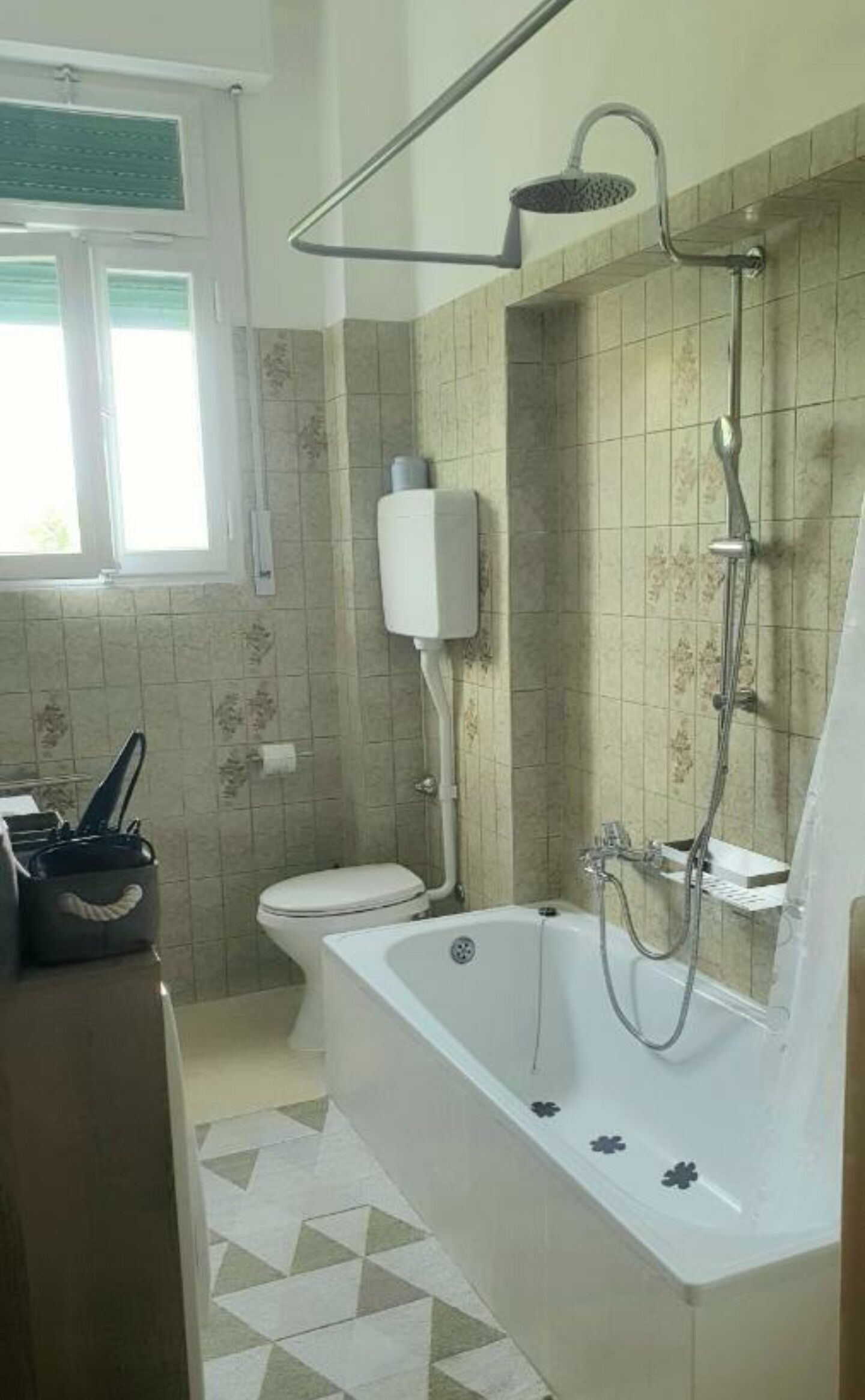 Un baño con bañera, inodoro y ducha.