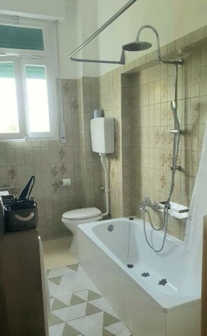 Haartrockner, Handtücher, Seife, Toilettenpapier