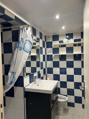 مناشف، صابون، شامبو، ورق حمّام