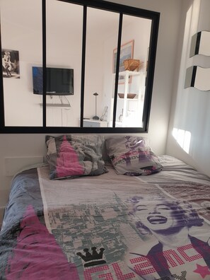 1 bedroom, bed sheets