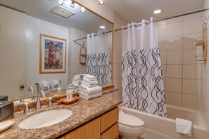 Sèche-cheveux, serviettes fournies, savon, shampoing