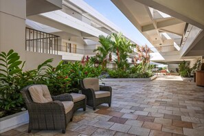Terrace/patio - Royal Sea Cliff Kona Oceanfront 1 Bedroom (Kailua Kona)