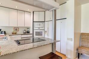 Fridge, oven, stovetop, dishwasher