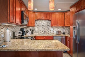 Jääkaappi, uuni, liesi, astianpesukone