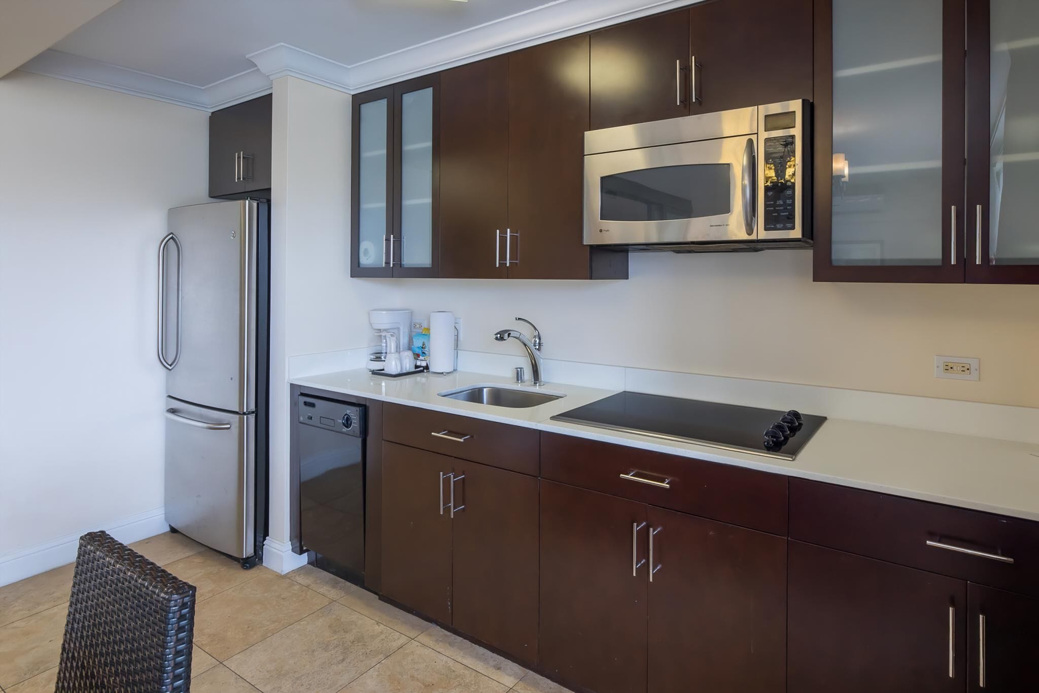 Fridge, oven, stovetop, coffee/tea maker