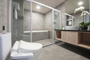 Deluxe Twin Room | Bathroom | Hair dryer, towels, shampoo, toilet paper - FLORAMOS HOTEL (Tianzhong)