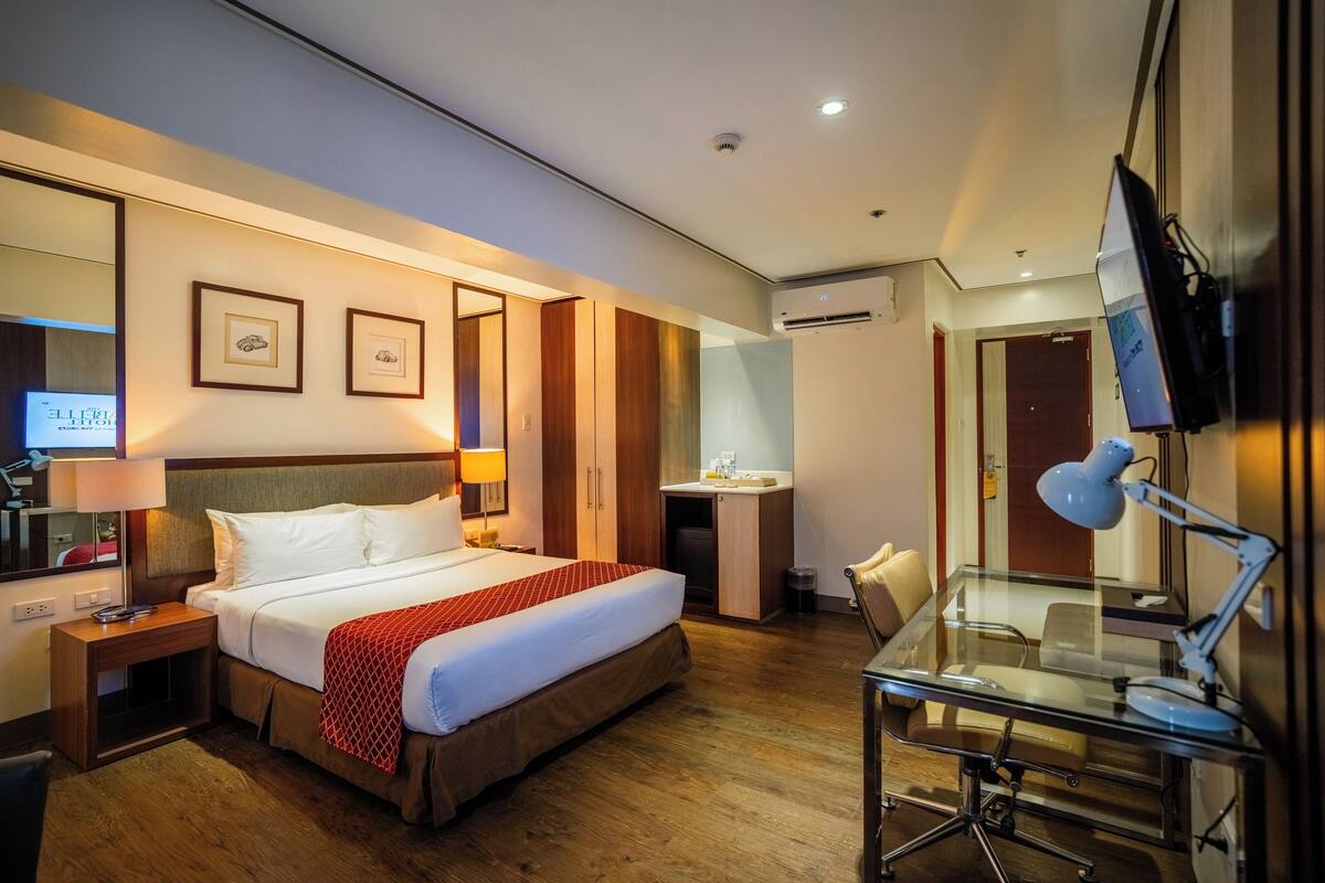 Deluxe King Room | 1 bedroom, desk, laptop workspace, free WiFi