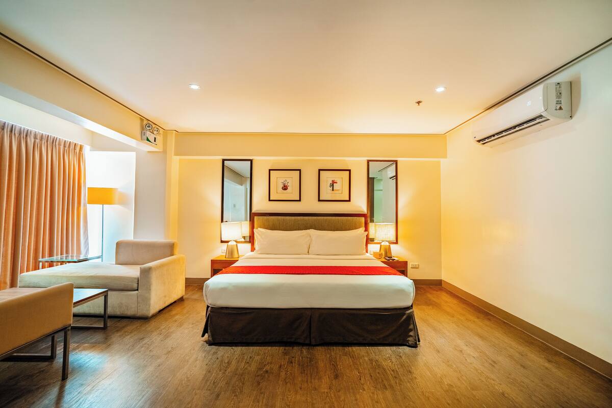 Suite Room | 1 bedroom, desk, laptop workspace, free WiFi