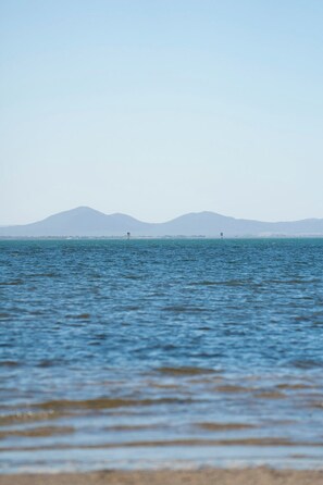 Ubicación a pie de playa, tumbonas y toallas de playa