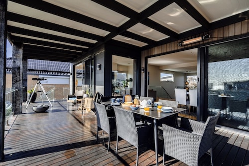 4BR Coastal House with Heated Pool, Bay Views and Games Room