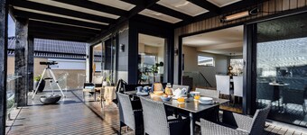 4BR Coastal House with Heated Pool, Bay Views and Games Room