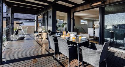 4BR Coastal House with Heated Pool, Bay Views and Games Room