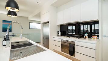 Geladeira, micro-ondas, fogão, cooktop