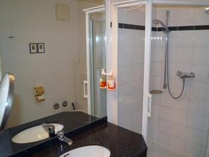 Shower, hair dryer, towels, soap - Entree Hotel Groß Borstel (Hamburg)