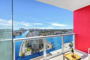 Interior - Beautiful Studio, Amazing View Balcony (Hallandale Beach)