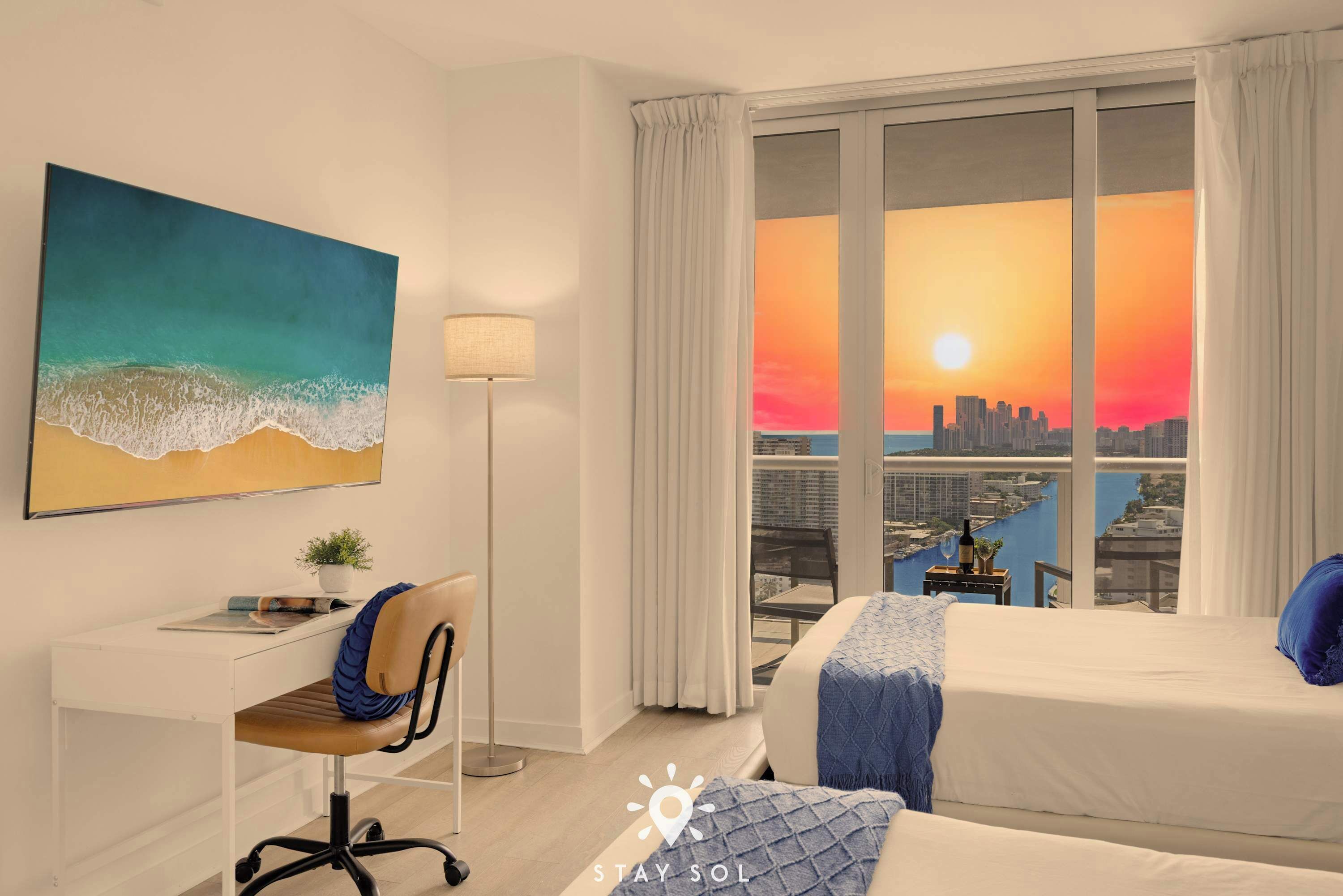 Een bureau, een strijkplank/strijkijzer, reisbedje, wifi