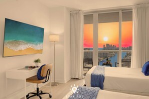 Desk, iron/ironing board, travel cot, WiFi - Beautiful Studio, Amazing View Balcony (Hallandale Beach)