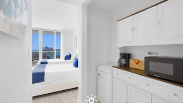 Bureau, fer et planche à repasser, lit parapluie, Wi-Fi