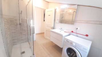 Dusche, Bidet, Handtücher, Seife