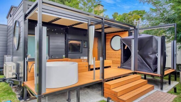 A modern outdoor living space with a hot tub, wooden deck, and a covered area. - Piilo asobi＆stay (Yamanakako)