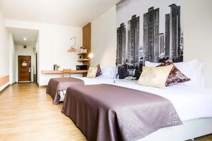 Escritorio y ropa de cama