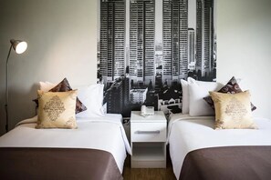 Escritorio y ropa de cama 