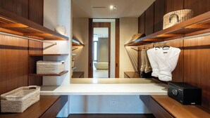 Une salle de bain moderne avec des meubles en bois, un plan de travail blanc et un miroir.