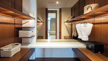 Villa, vista al jardín | Baño | Secadora de cabello, batas, pantuflas, bidet